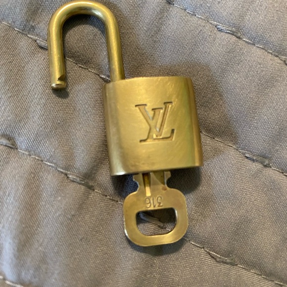 Louis Vuitton LV#316 Lock and key with FASHION mini Bag with Case - Picture 5 of 12